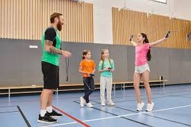 乔·迪马乔（Joe DiMaggio）达成连续 56 场安打神迹，至今仍被视为最难打破的纪录之首